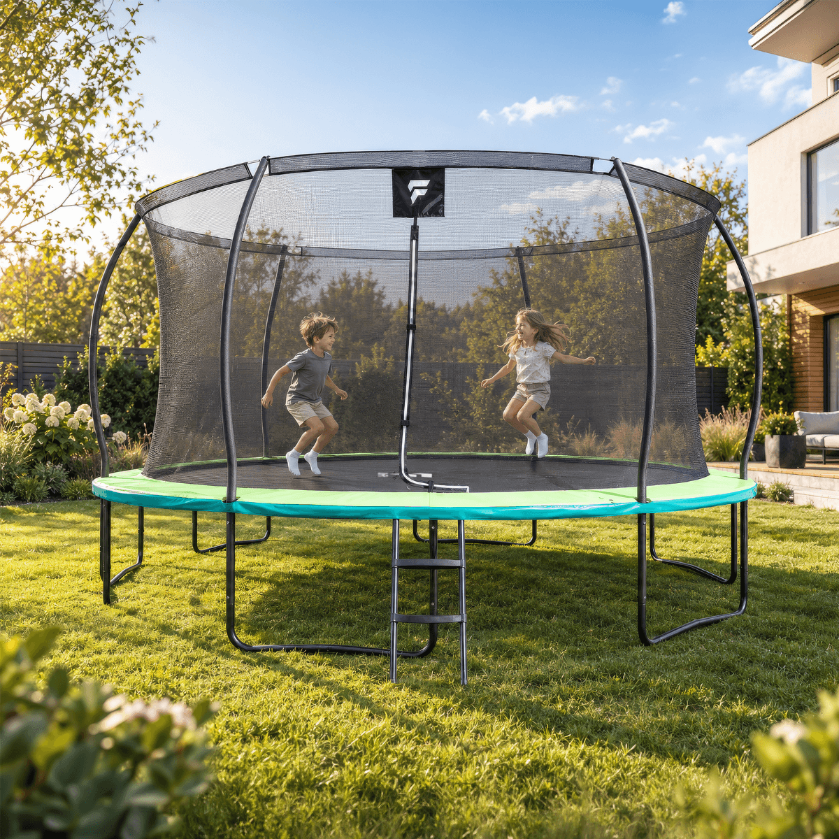 Trampolina ogrodowa dla dzieci 14 FT / 427 cm Kangaroo PRO DrFit z siatką i drabinką lifestyle_DF-TR-KO-14FT