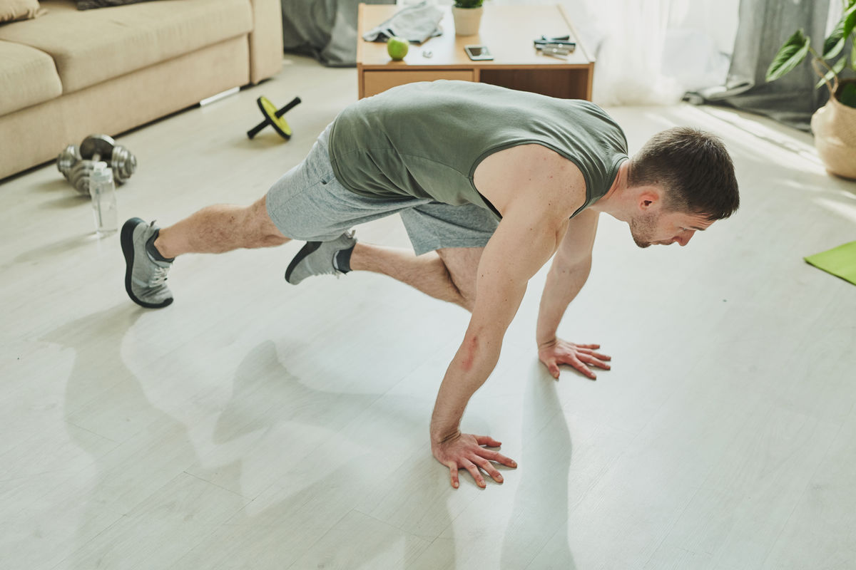 Trening interwałowy w domu – jak go ułożyć bez sprzętu i siłowni?